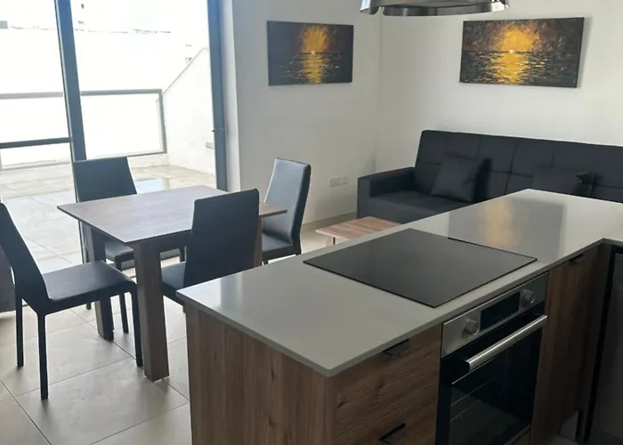 1 Room In A Shared 3 Bedrrom Apartment In Swieqi 10 Mins Away From Paceville And Beach