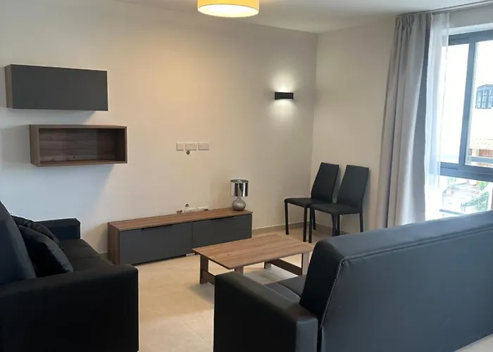 1 Room In A Shared 3 Bedrrom Apartment In Swieqi 10 Mins Away From Paceville And Beach