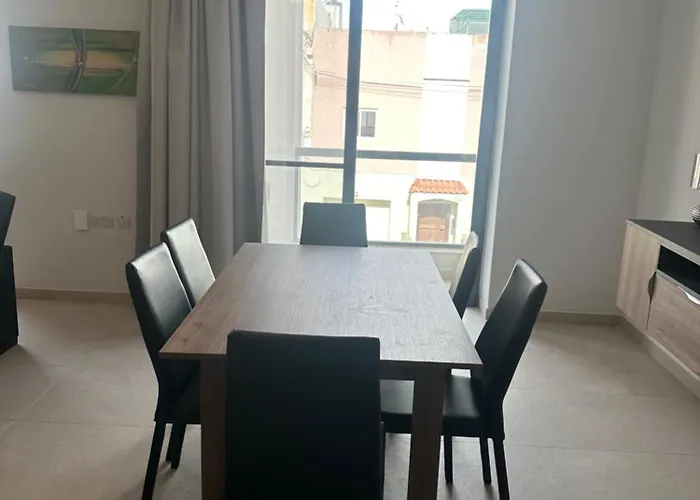 1 Room In A Shared 3 Bedrrom Apartment In Swieqi 10 Mins Away From Paceville And Beach